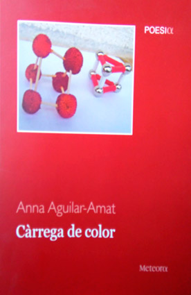 Càrrega de color, Anna Aguilar Amat. 36 poemes particulars i una carta cromàtica", És un llibre temàticament miscel·lani amb un denominador comú: el color i la seva intrínseca física de particules.